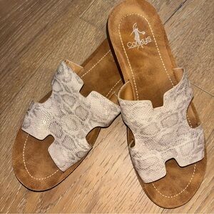 Conkys Women's Tan & Gold Snake pattern Slide Sandals Size 8